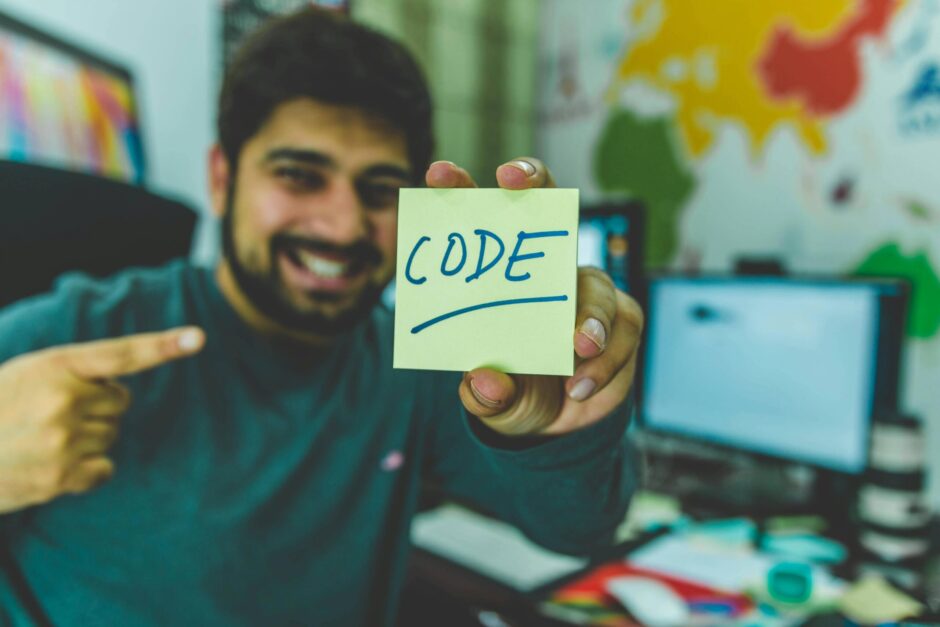 Photo développeur avec un papier marqué "CODE"